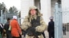 Спецназовец у ворот Центральной мечети Алматы во время посещения ее президентом Казахстана Нурсултаном Назарбаевым. Алматы, 16 ноября 2010 года.