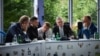 Президент України Володимир Зеленський (другий з лівого боку) та європейські лідери обговорюють повідомлення зі Стамбула, Тирана, Албанія, 16 травня 2025 року