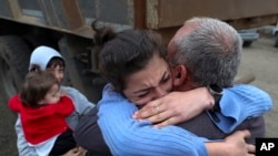 Armenia - Ethnic Armenians who fled Nagorno-Karabakh embrace upon their arrival in the Armenian border village of Kornidzor, September 26, 2023. 