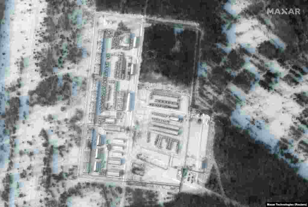Военная техника на складе в Климове, 19 января. Более давние изображения того же места с Google Maps зафиксировали лишь часть имеющейся сейчас военной техники