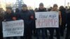 Өздөрүн Албек Ибраимовдун тарапташтары атаган жүзгө чукул адам мэрия алдында шайлоо бүткөнгө чейин ураалап турушту.