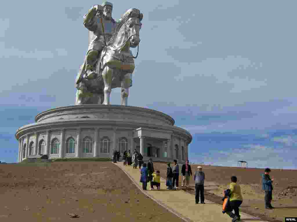 Чыңгыз хан һәйкәле милли мирасны кайтару тырышлыгының бер мисалы булып тора