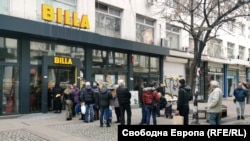 В Пловдив големите вериги са ограничени да допускат само до 100 клиенти в рамките на търговския обект. Чакащите трябва да спазват дистанция от 2 м.
