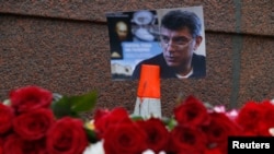 Место смерти Бориса Немцова превратилось в мемориал