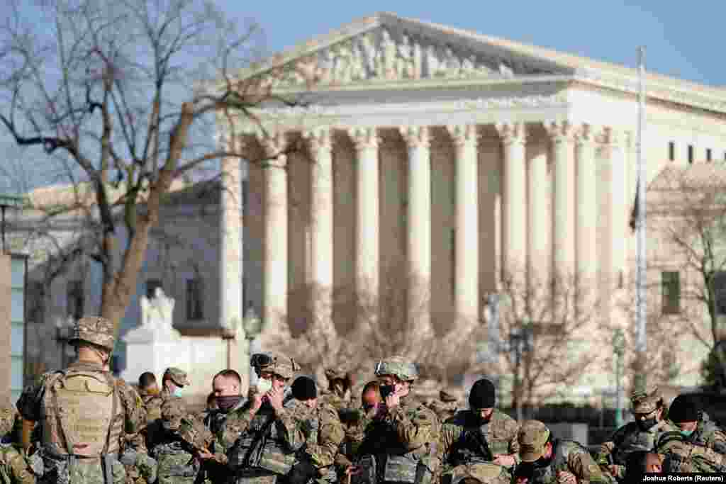 Efectivele Gărzii Naționale concentrate în fața Capitoliului SUA, în timp ce democrații dezbat punerea sub acuzare a președintelui SUA Donald Trump, la Washington, SUA, 13 ianuarie 2021. REUTERS / Joshua Roberts