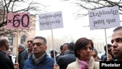 Employees of pawnshops and exchange offices hold a protest in front of the Armenian government building, Yerevan, 14 March, 2019