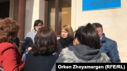 Корреспондент телеканала «Настоящее Время» Светлана Глушкова (в центре) на выходе из суда. Нур-Султан, 1 апреля 2019 года.