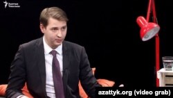 Артем Новиков "Азаттыктын" студиясында. Архивдик сүрөт.