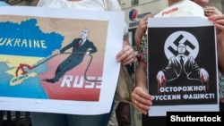 Плакати учасників протесту проти агресії режиму Путіна проти України. Мілан, 9 червня 2015 року