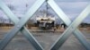 O fotografie compusă din patru capturi video din 14 martie 2011. Ele redau în succesiune cronologică explozia complexului nuclear Fukushima Daiichi. O explozie de hidrogen a zguduit centrala nucleară, autoritățile străduindu-se să prevină colapsul și explozia structurii după cutremurul masiv și tsunamiul care avuseseră loc cu trei zile înainte.