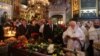 <a href="https://dpbpxa2bba8ir.cloudfront.net/a/news/29306302.html" target="_blank">Відспівування почалося</a> о 10:30 у Володимирському соборі. Патріарх Київський і всієї Руси-України Філарет очолив поминальну літургію. Попрощатися з українським поетом <a href="https://dpbpxa2bba8ir.cloudfront.net/a/news/29304202.html" target="_blank">прийшли президент України Петро Порошенко</a> з дружиною Мариною, прем&rsquo;єр-міністр Володимир Гройсман, міністр освіти Лілія Гриневич&nbsp;