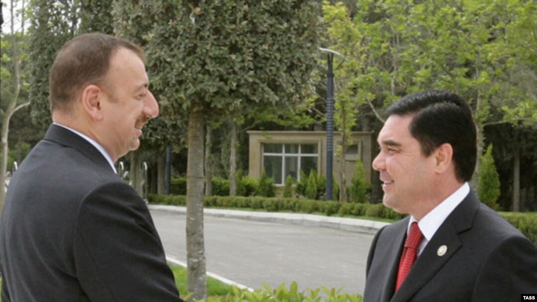 Azerbaijan's President Ilham Aliyev (left) with his Turkmen counterpart Gurbanguly Berdymukhammedov in Baku in May 2008, when the chances for a resolution to the dispute seemed more likely.