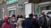 Біля Ощадбанку в Маріуполі