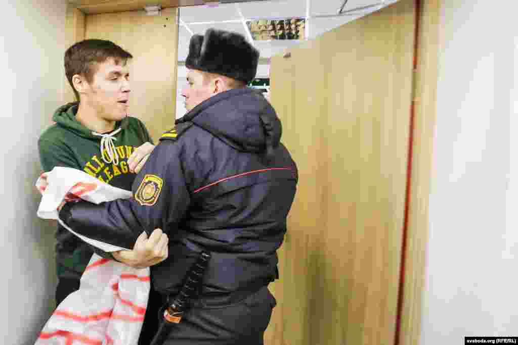У калідоры было чуваць гукі барацьбы