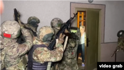 Имена и фамилии мужчин не называются, а их публичные комментарии отсутствуют. На данный момент в отношении задержанных возбуждены уголовные дела по статье 275 УК РФ (государственная измена)