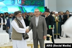 Türkmenistanyň Halk Maslahatynyň başlygy Gurbanguly Berdimuhamedow (sagda) we 'Taliban' ýolbaşçylygyndaky owgan hökümetiniň wagtlaýyn başlygy Molla Mohammad Hasan Ahund TAPI taslamasynyň owgan böleginiň düýbüni tutmak dabarasyna gatnaşýar. 11-nji sentýabr, 2024 ý.