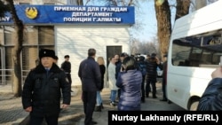 Азаматтық белсенді Дулат Ағаділ Нұр-Сұлтандағы тергеу абақтысында жұмбақ жағдайда қаза болғаннан кейін Алматы полиция департаменті алдына наразылық білдіріп жиналған адамдар. 25 ақпан 2020 жыл. Көрнекі сурет.