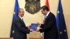 Šef delegacije EU u Srbiji Majkl Devenport uručuje izveštaj premijeru Srbije Aleksandru Vučiću