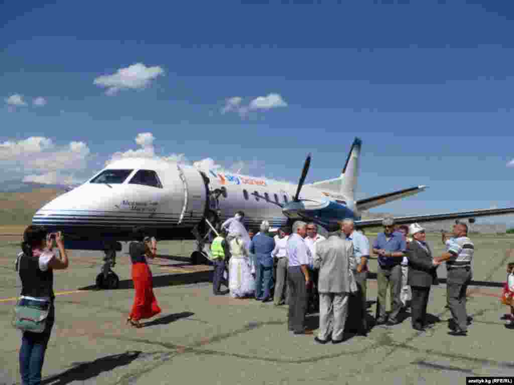 Салтанаттуу иш-чарага Sky Bishkek компаниясынын учагы менен Транспорт жана байланыш министрлигинин өкүлдөрү болуп 30дай киши келди.