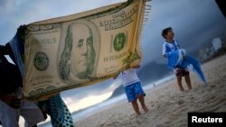 Turisti iz Argentine slikaju se na plaži Ipanema u Rio de Žaneiru, Brazil 2016. (Ilustrativna fotografija)
