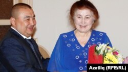 Төмән татарлары конгрессы вәкиле Ринат Насыйров җәмәгать эшлеклесе Роза Яхинага Сөләйманов исемендәге бүләк тапшыра