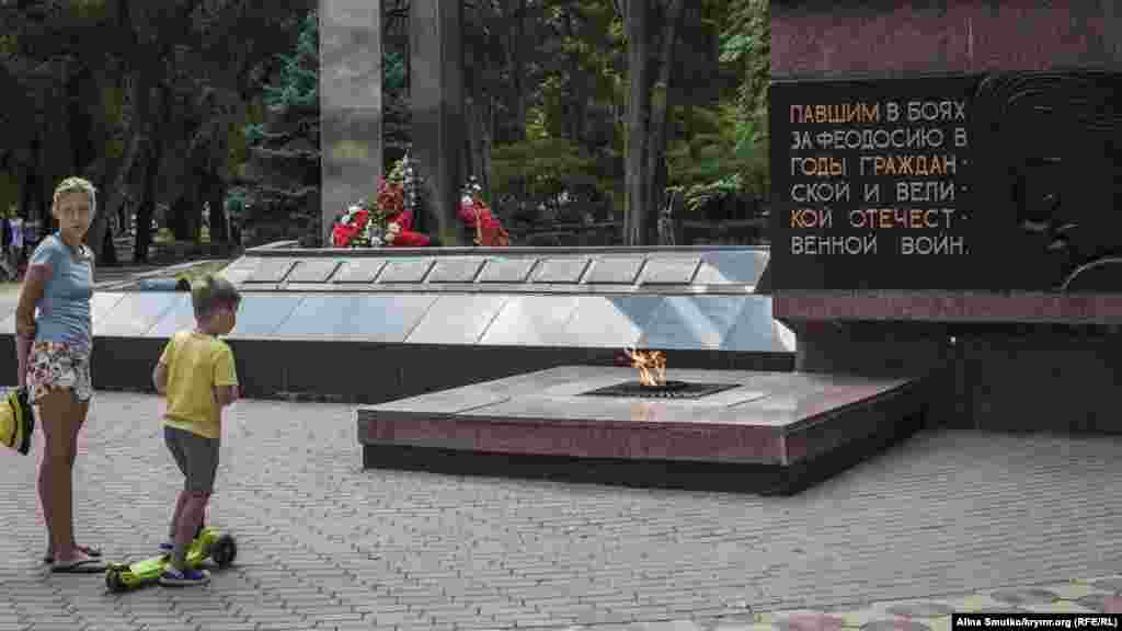 В День города у Вечного огня в Феодосии возложили цветы 