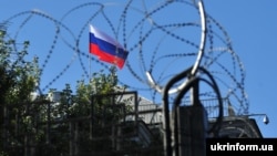 Російський прапор за колючим дротом на будівлі посольства Росії в Києві, 18 вересня 2016 року 