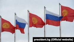 Орусия менен Кыргызстандын желектери. 