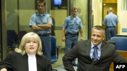 Naser Orić i njegov advokat Vasvija Vidović u Haškom tribunalu nakon izricanja oslobađajuće presude.