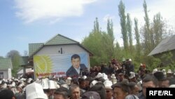 Депутат Санжар Кадыралиевдин сөөгү анын туулган жерине Өзгөндүн Кызыл-Сеңир айылына коюлду