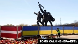 Каля помніка савецкім вайскоўцам у Рызе, 9 траўня 2022