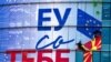 Punëtorët vendosin në zyrën e Bashkimit Evropian në Shkup posterët e rinj ku shkruan "BE-ja me ty". Shkup, 24 shtator 2021
