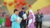 Премия алучы кыз шатлыктан елап җибәрде