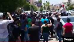 عکس برگرفته از تصاویر ویدئویی از اعتراضات در سویدا که در شبکههای اجتماعی منتشر شده است.