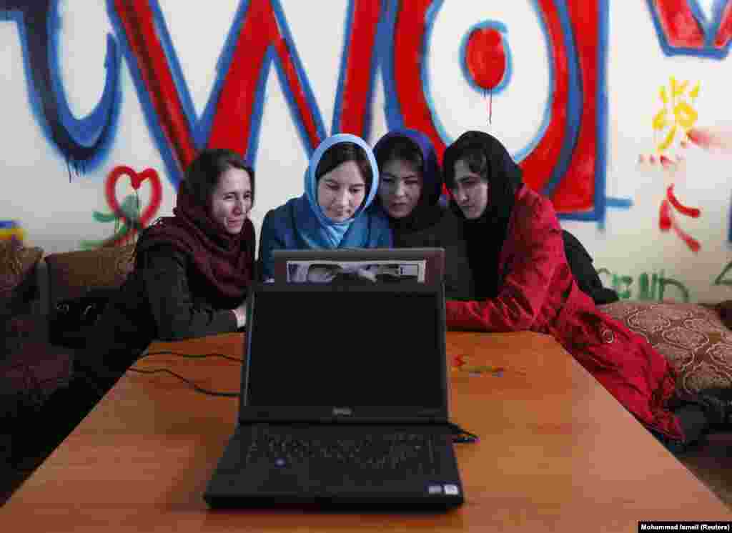 Avganistanske devojke rade u prvom avganistanskom internet kafiću za žene u u Avganistanu.(Kabul, 8. mart 2012) 