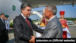 Türkmenistanyň Halk maslahatynyň başlygy Gurbanguly Berdimuhamedow (çepde) we Tatarystanyň lideri Rustam Minnihanow (arhiw suraty)