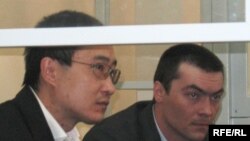 Дмитрий Тян (слева) и Олег Евлоев на скамье подсудимых. Астана, 31 марта 2009 года.