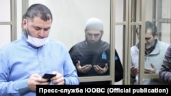 Advokat Edem Semedlâyev (sol taraftan) ve Qarasuvbazar "Hizb ut-Tahrir" davasınıñ mabüsleri Riza Ömerov ve Enver Ömerov