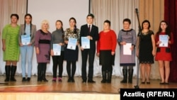 Беренче урыннарны алган укучылар укытучылары белән.