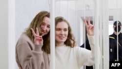 “Белсат” каналынын журналисттери Екатерина Андреева жана Дарья Чульцова cот залында.