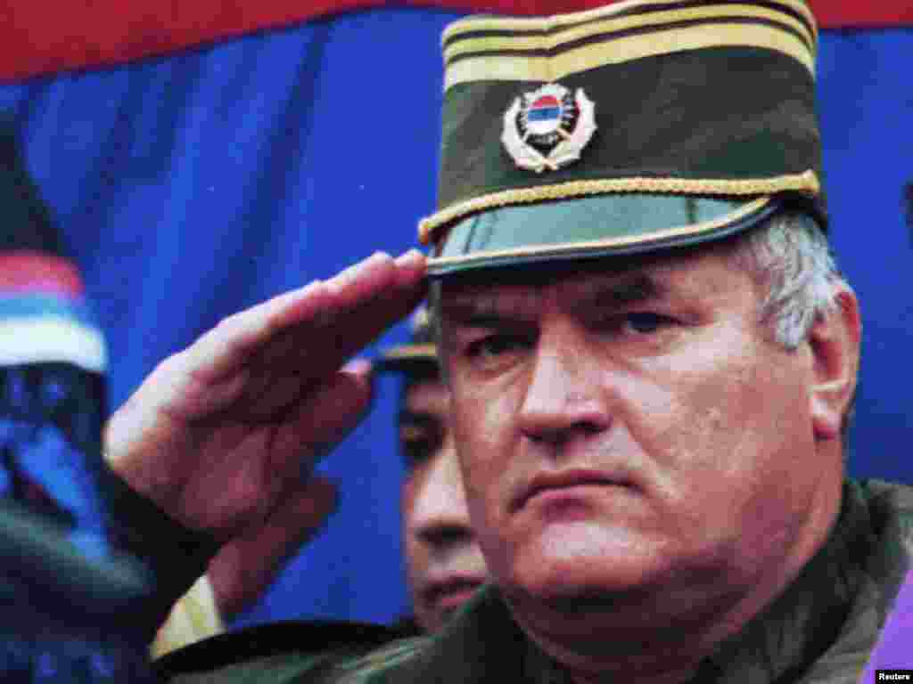 Ратко Младич на параде в Власенице, 2 декабря 1995
