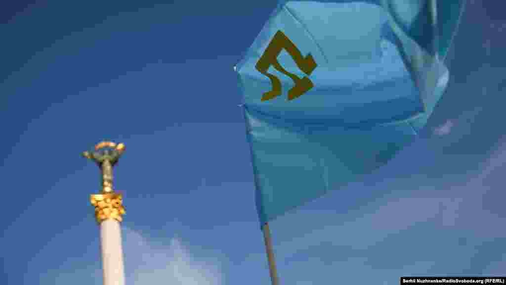 Флаг крымских татар представляет собой полотно небесного цвета с изображенным на нем знаком – тамгой – золотого цвета