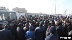 Ցուցարարները փակել են Էջմիածին-Երևան ավտոճանապարհը, 12-ը հունվարի, 2019թ.