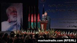 د افغانستان ولسمشر حامد کرزی په کابل کې د عبدالصمدخان اڅکزي د ۴۰ م تلین په مناسبت یوه سېمینار ته وینا کوي. 
