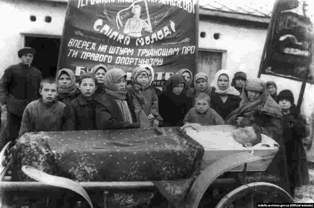 Похорони сільського активіста в с.Сергіївка Красноармійського району Донецької області, 30-і рр 