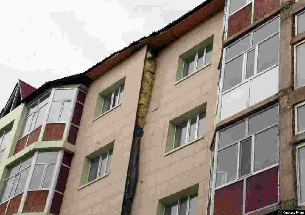 «Бесоба» ықшам ауданындағы бес қабатты тұрғын үйдің құлағанға дейінгі күйі. Қарағанды, 5 сәуір 2012 жыл.