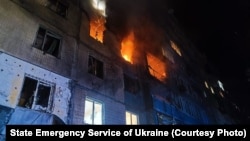 Пожар в многоэтажном жилом доме, возникший в результате атаки дронов на Каменское, Украина, 26 апреля 2025 года