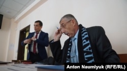 Suleyman Kadırov (sağda) ve advokatı Emil Kurbedinov (solda) Kefedeki mahkemede, 2018 senesi fevralniñ 28-zi