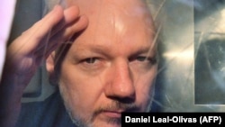 Մեծ Բրիտանիա - WikiLeaks-ի հիմնադիր Ջուլիան Ասանժը բանտի ավտոբուսում, Լոնդոն, 1-ը մայիսի, 2019թ.