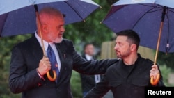 Premijer Albanije Edi Rama dočekuje ukrajinskog predsjednika Volodimira Zelenskog uoči samita Evropske političke zajednice u Tirani, 16. maja 2025.